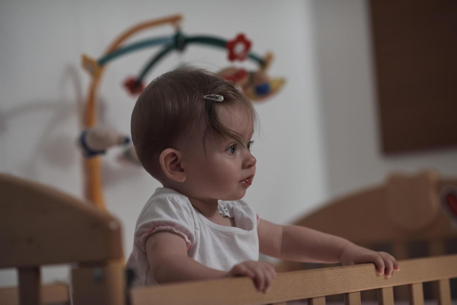 carino poco uno anno vecchio bambino e fabbricazione primo passaggi nel letto foto