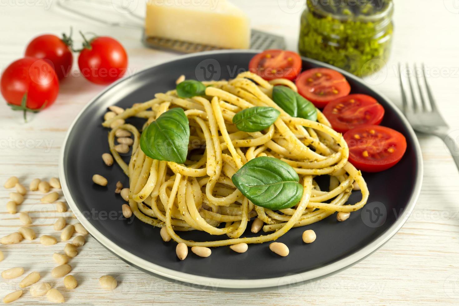 pasta con pesto fresco fatto in casa e ingredienti alimentari foto