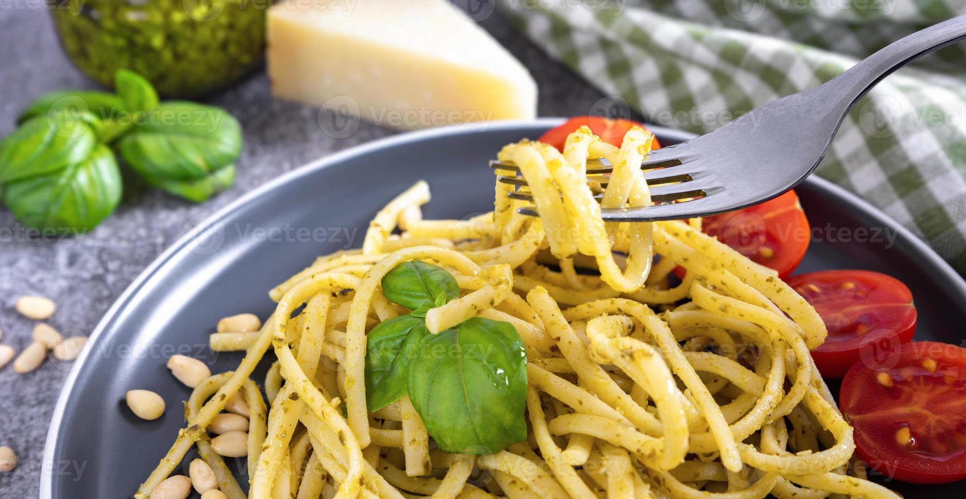 pasta con pesto fresco fatto in casa e ingredienti alimentari foto