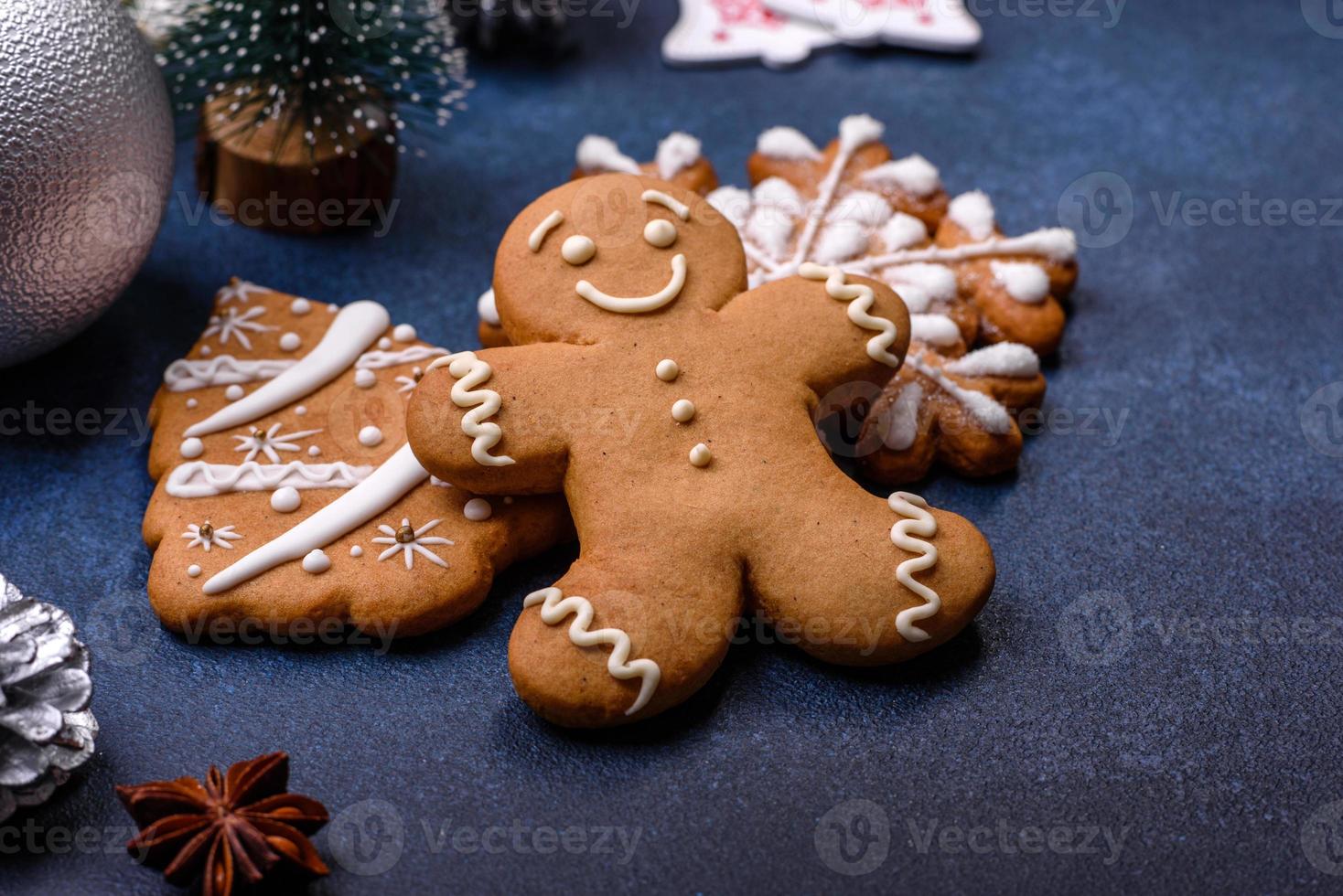 Natale composizione con Pan di zenzero biscotti, Natale giocattoli, pino coni e spezie foto
