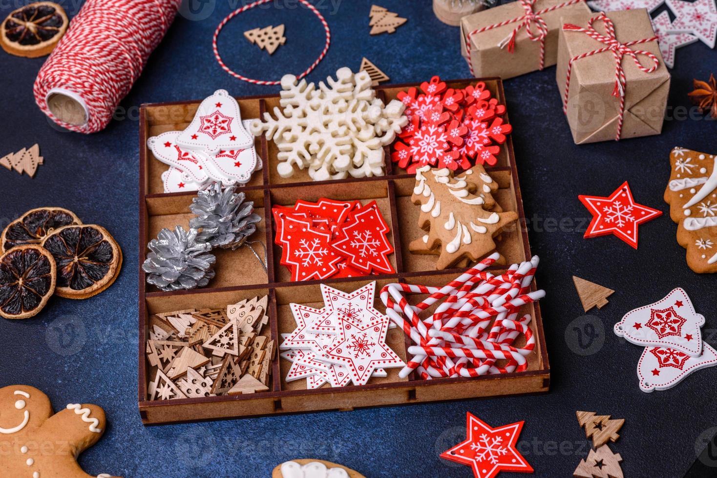 Natale composizione con Pan di zenzero biscotti, Natale giocattoli, pino coni e spezie foto