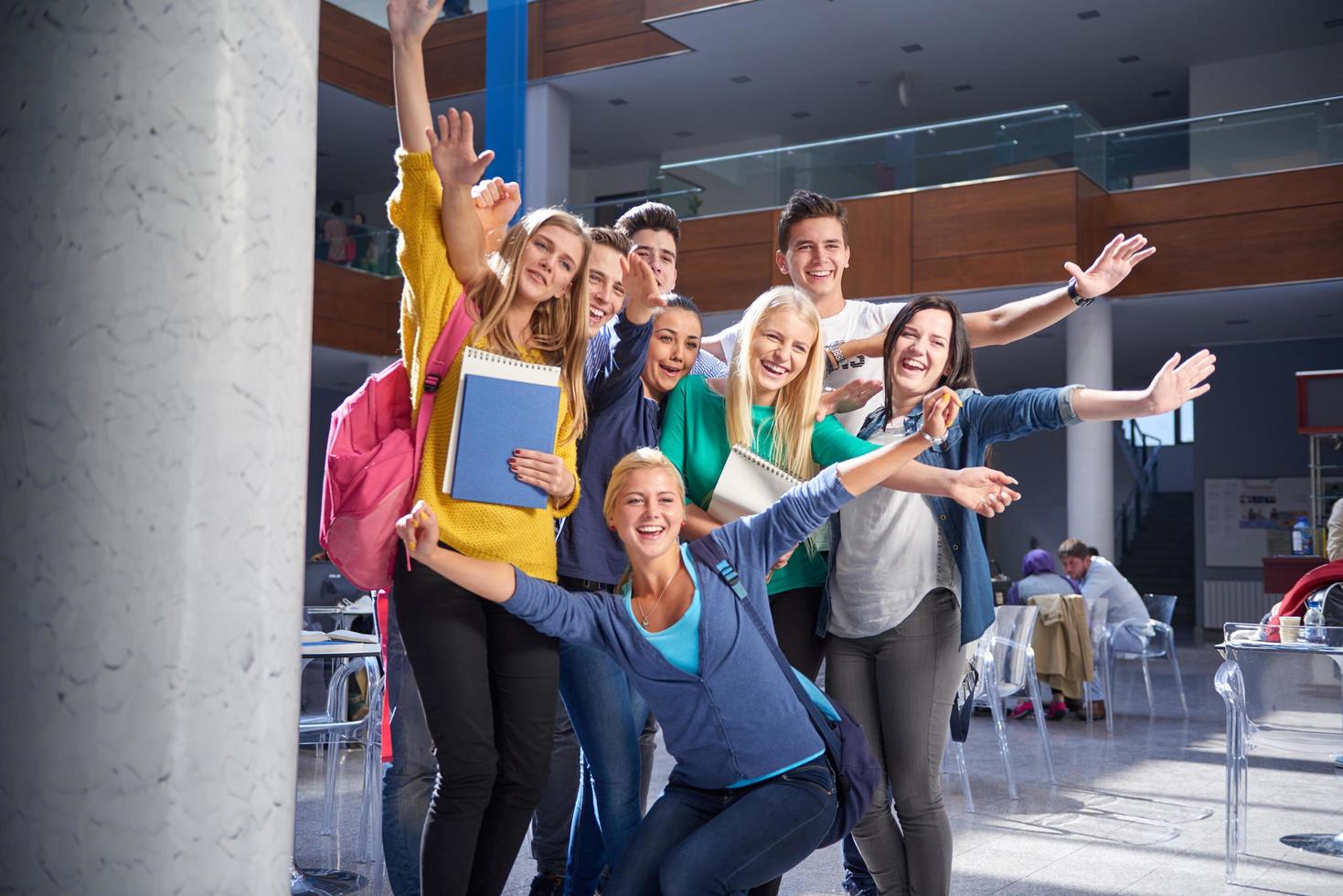 studenti gruppo studia foto