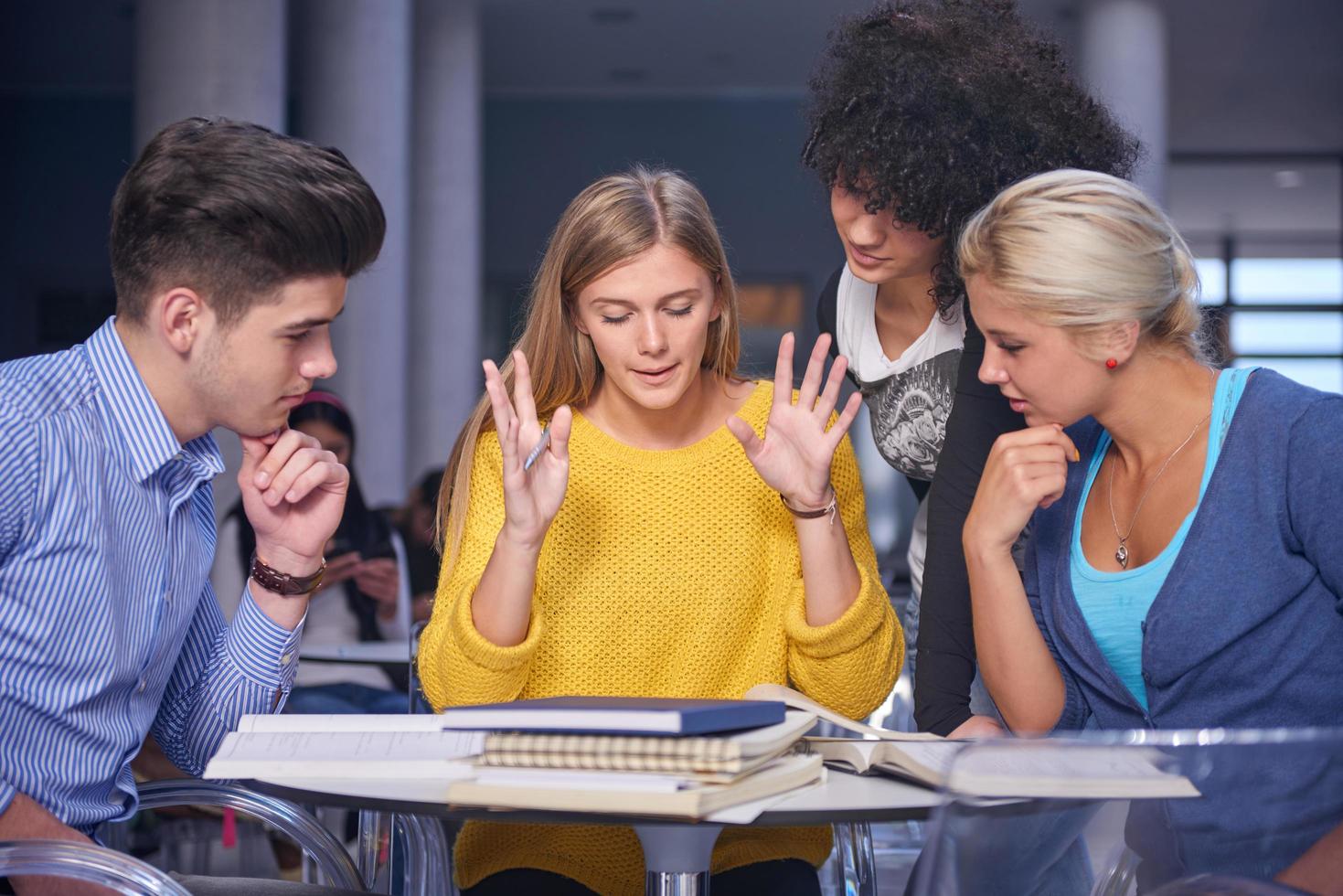 studenti gruppo studia foto