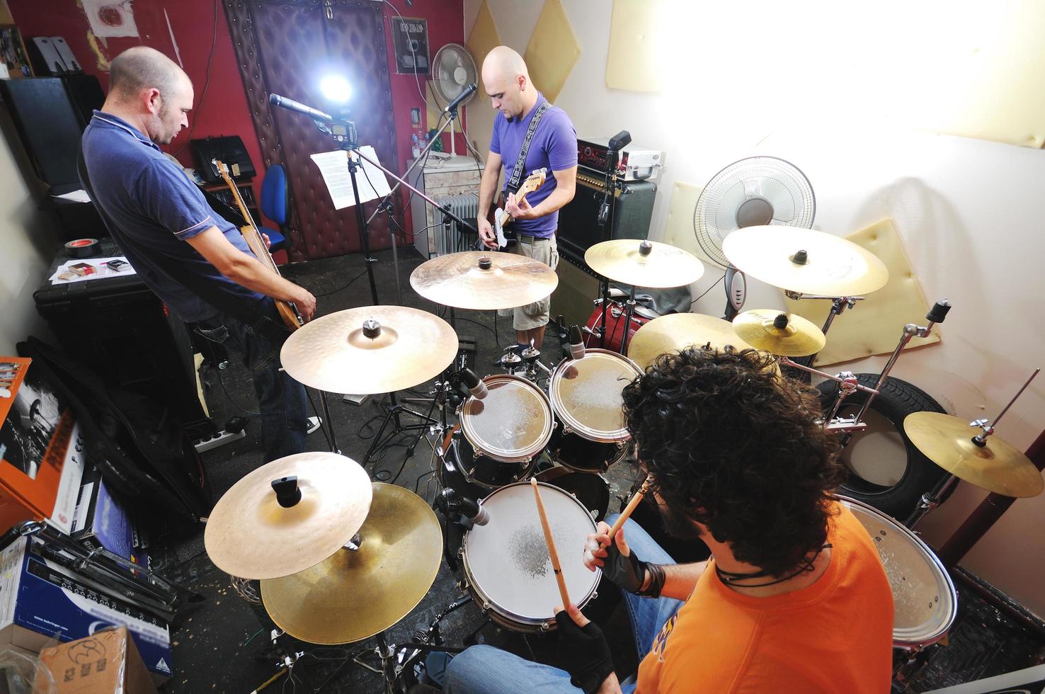 la band musicale si allena in garage foto