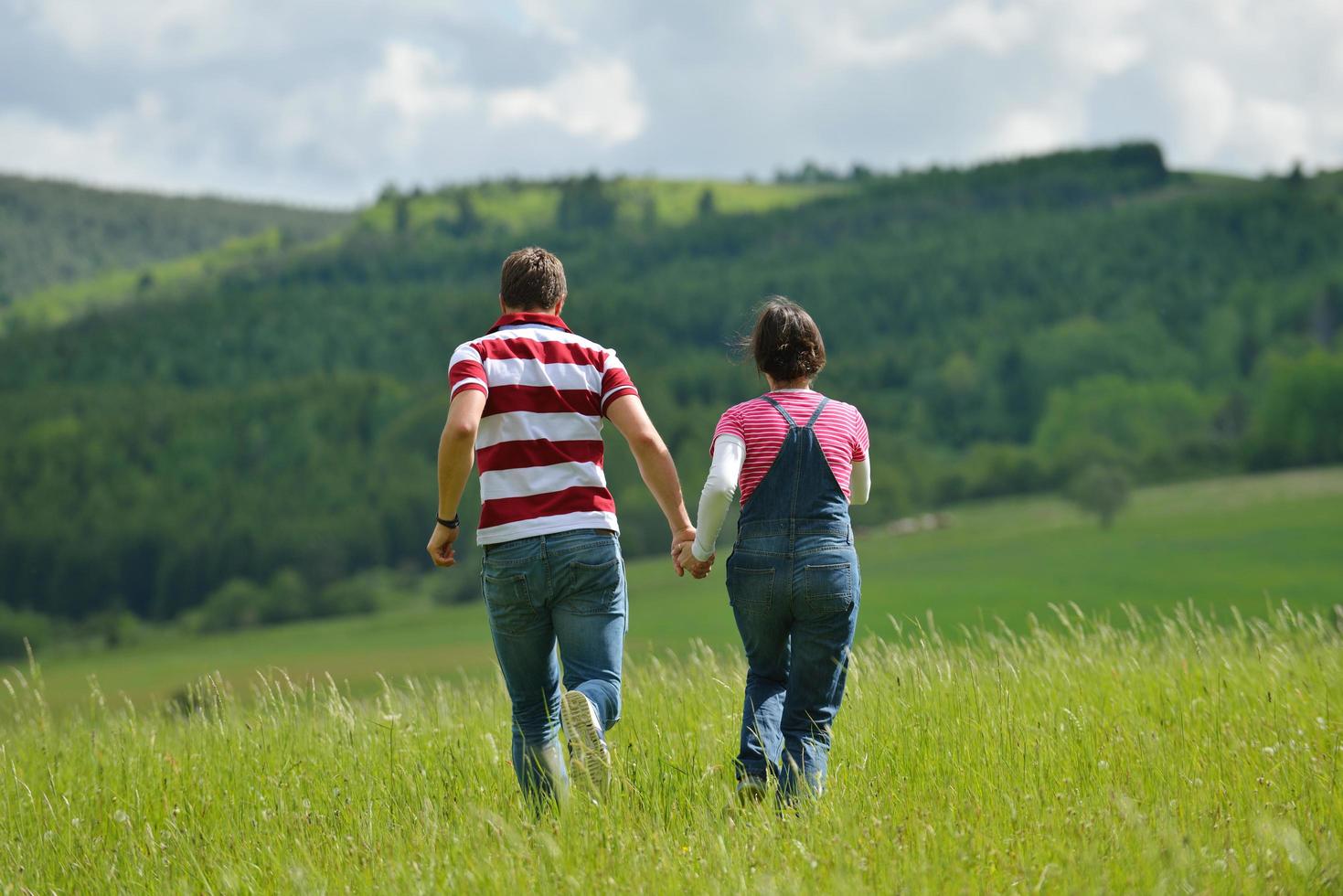 giovani coppie romantiche nell'amore insieme all'aperto foto