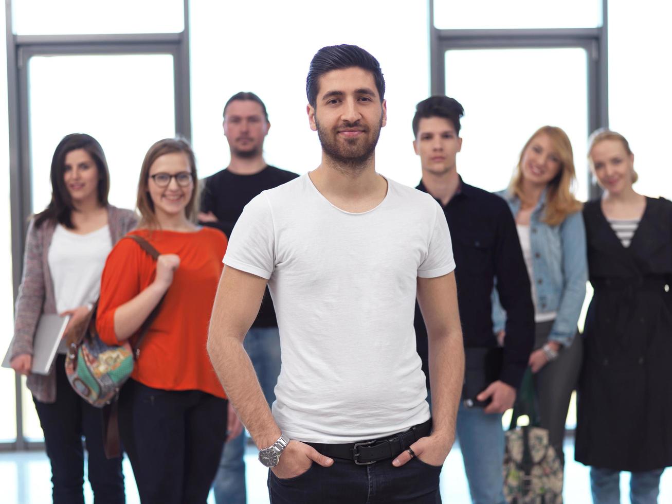 studenti gruppo in piedi insieme come squadra foto