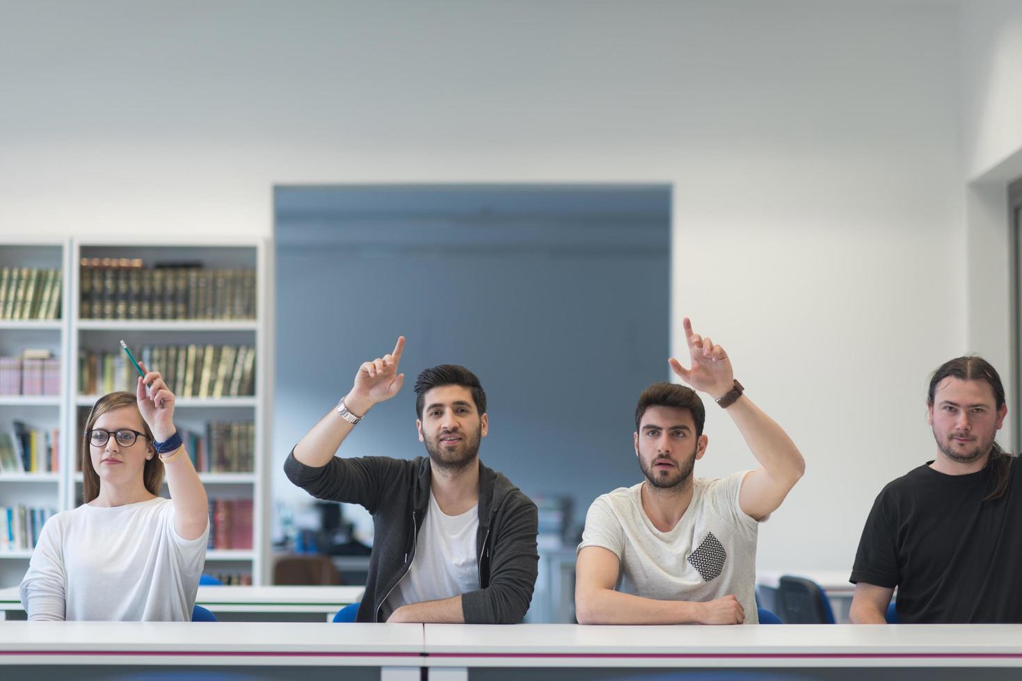 gruppo di studenti aumentare mani su foto