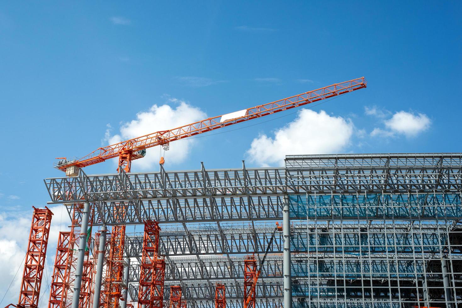 gru e edificio costruzione opera e blu cielo foto