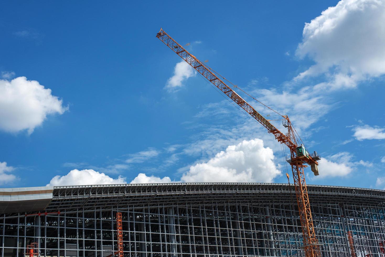 gru e edificio costruzione opera e blu cielo foto