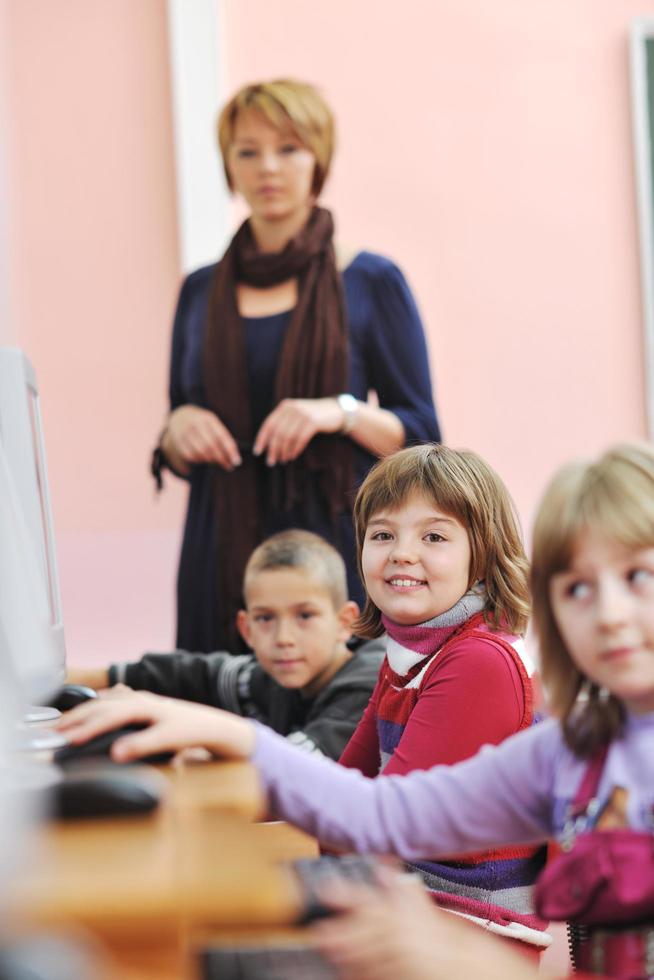 esso formazione scolastica con bambini nel scuola foto