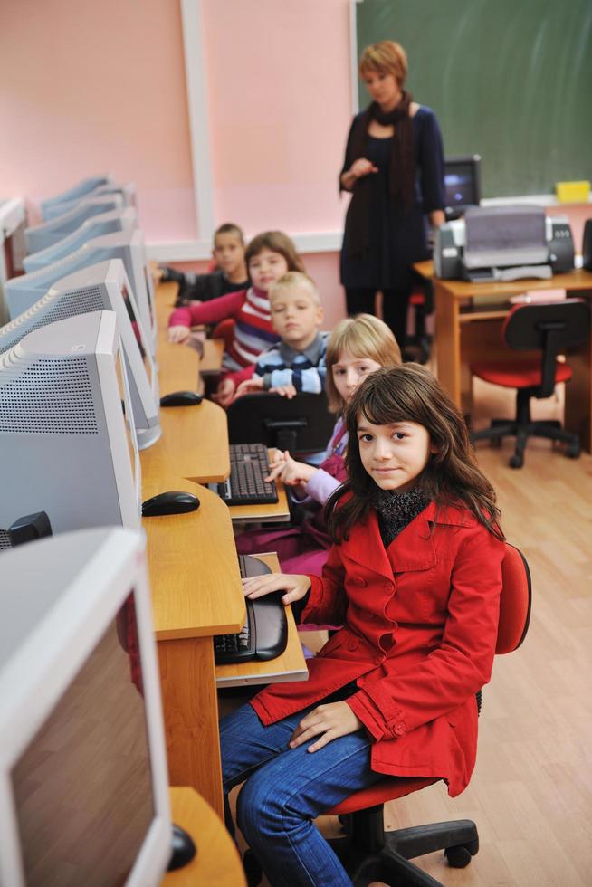 esso formazione scolastica con bambini nel scuola foto