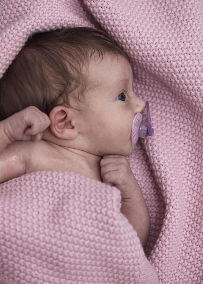 uno mese neonato bambino addormentato nel letto foto