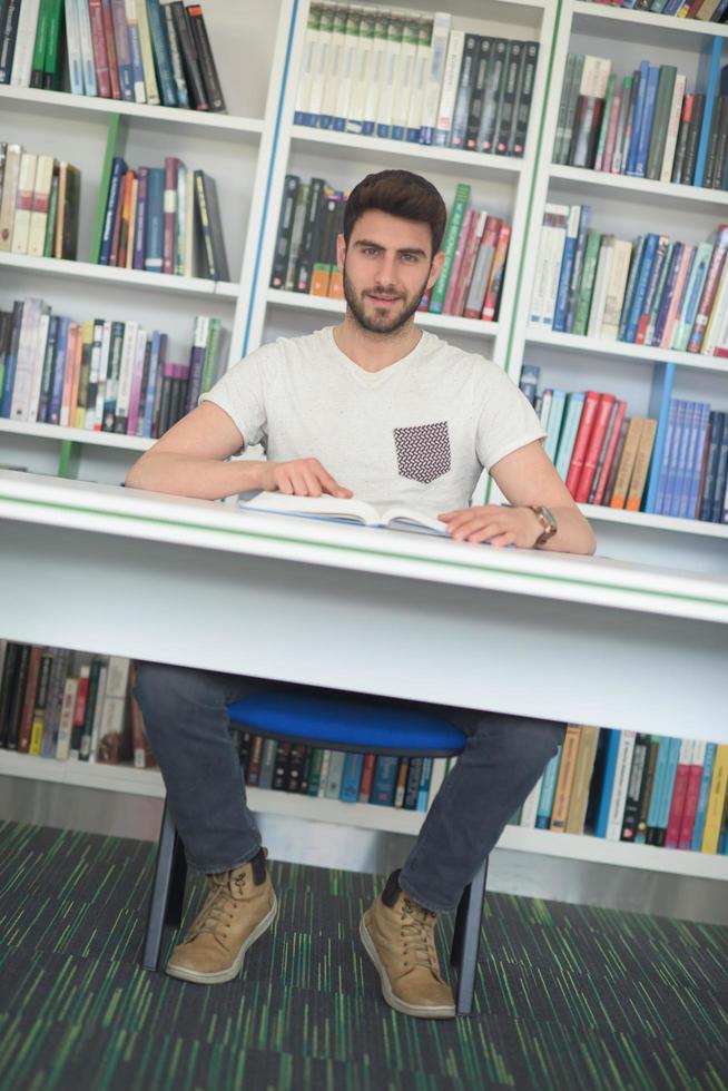 alunno studia nel scuola biblioteca foto