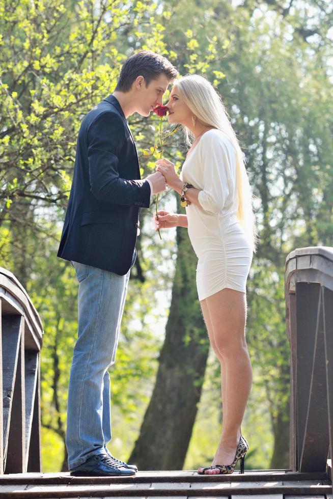 romantico coppia nel amore all'aperto foto