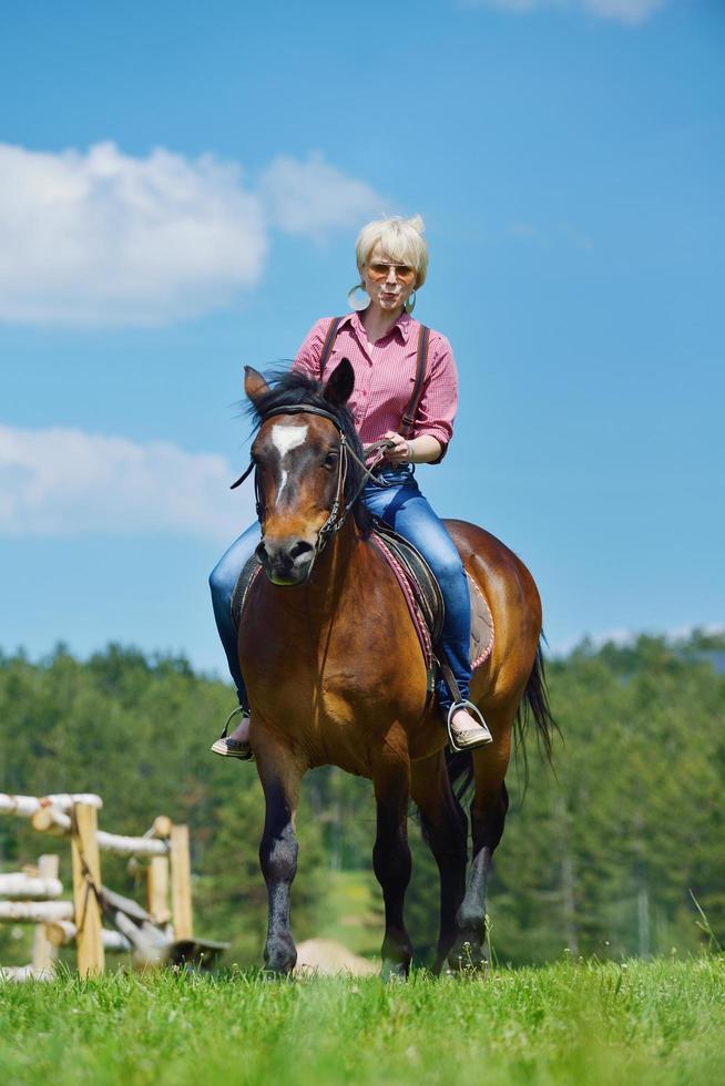 contento donna cavalcata cavallo foto