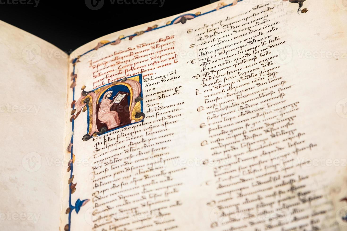 foglio manoscritto antico della divina commedia dantesca. foto