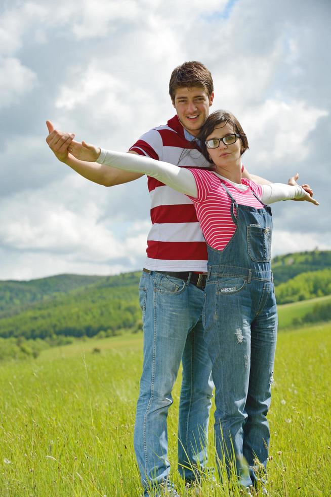 giovani coppie romantiche nell'amore insieme all'aperto foto