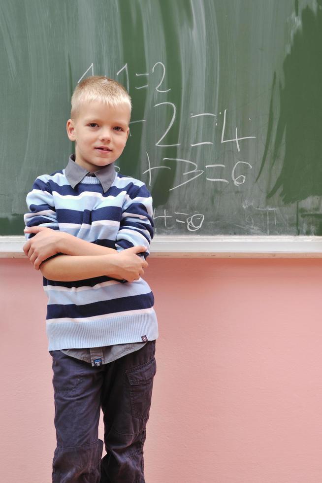 contento giovane ragazzo a primo grado matematica classi foto