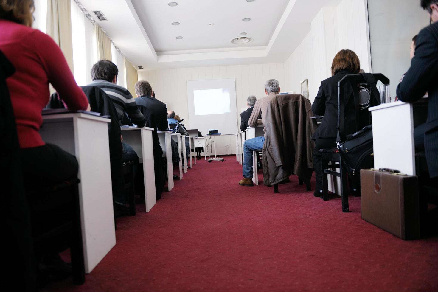 gruppo di uomini d'affari in seminario foto