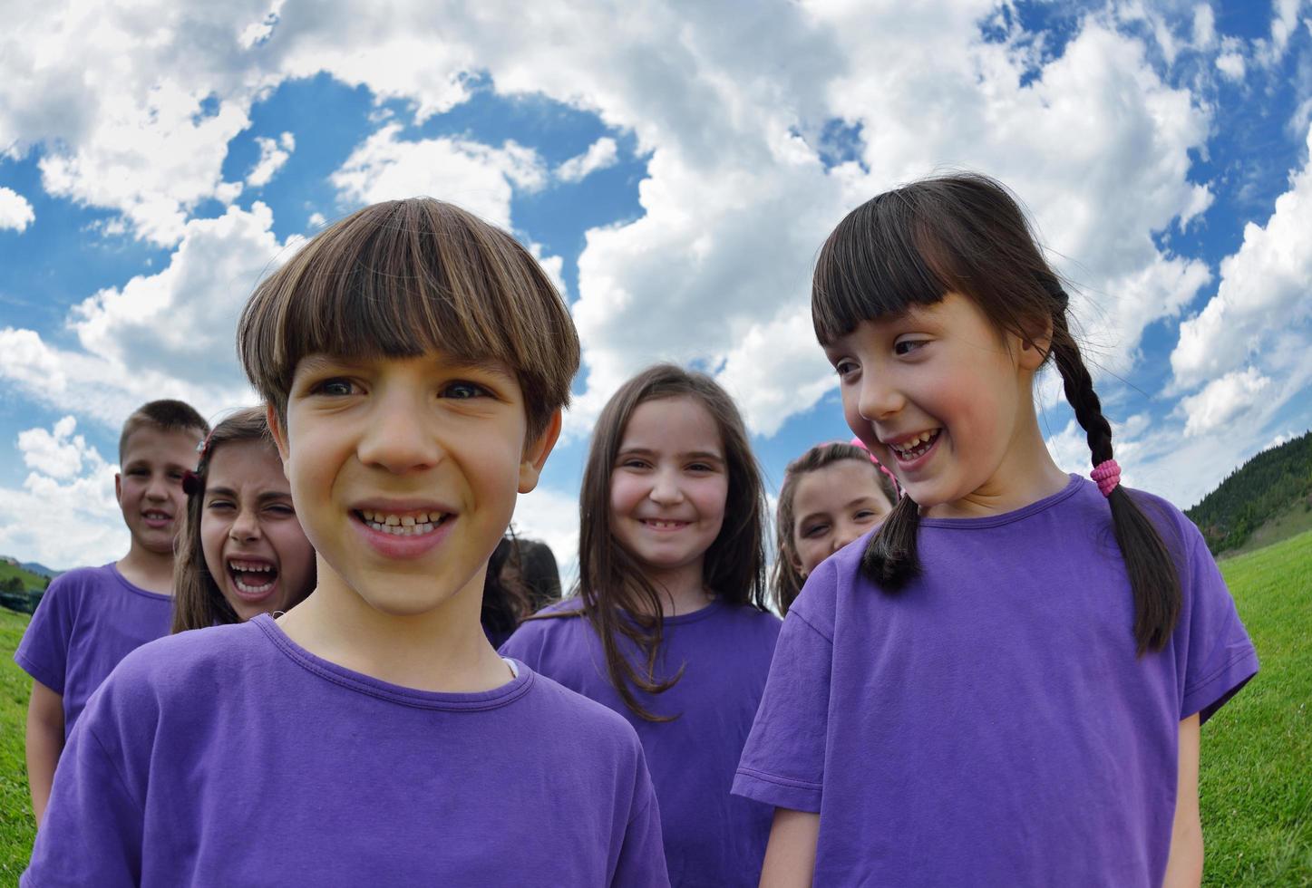 contento bambini gruppo avere divertimento nel natura foto