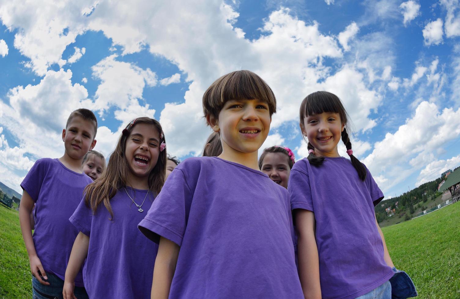 contento bambini gruppo avere divertimento nel natura foto