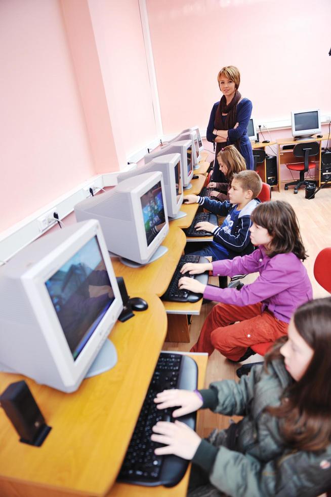 esso formazione scolastica con bambini nel scuola foto