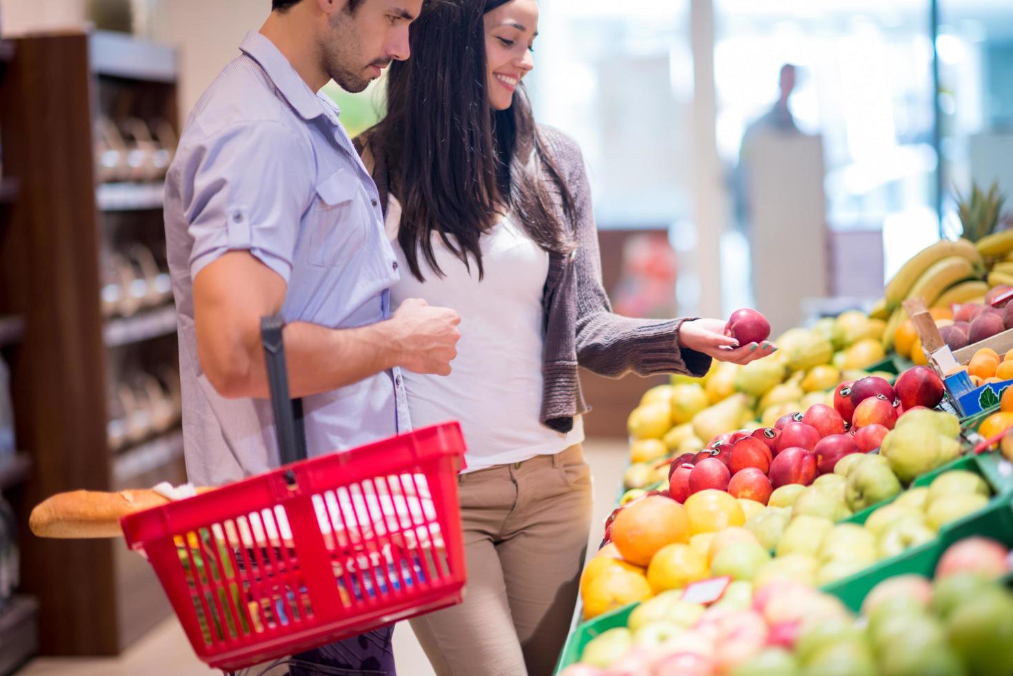 coppia shopping nel un' supermercato foto