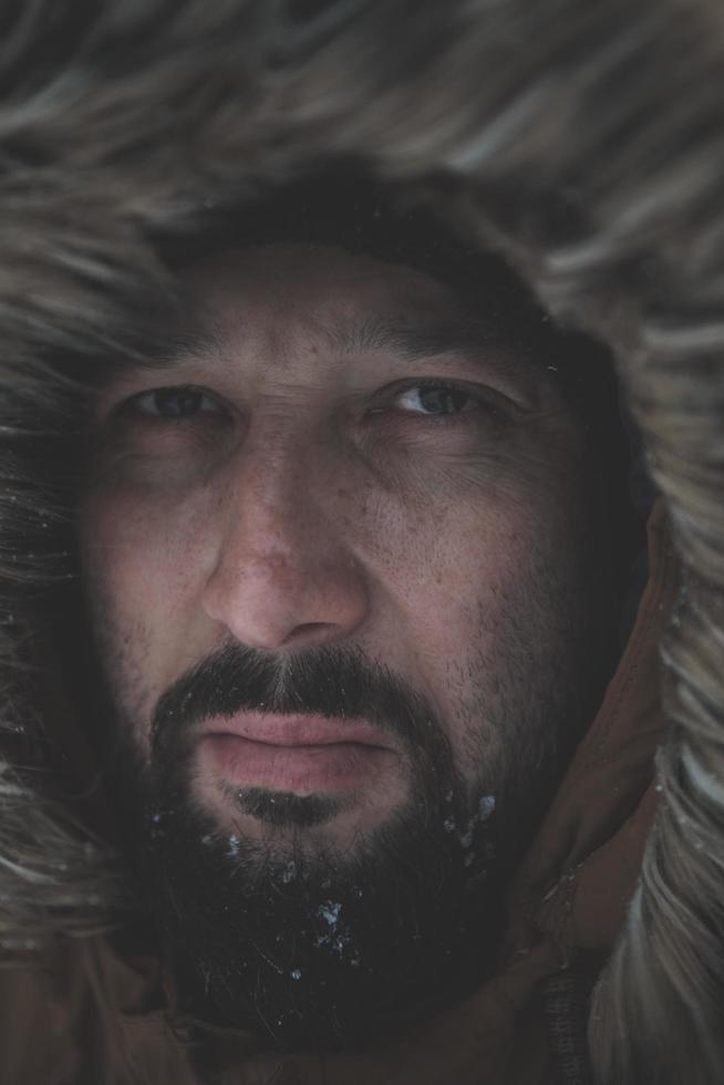 uomo a inverno nel tempestoso tempo metereologico indossare caldo pelliccia giacca foto