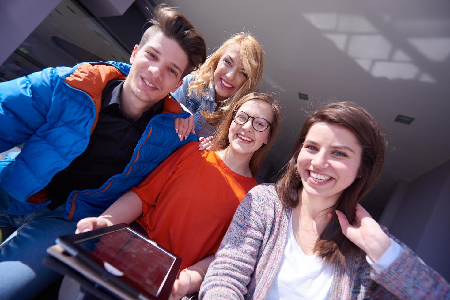 studenti gruppo Lavorando su scuola progetto insieme foto