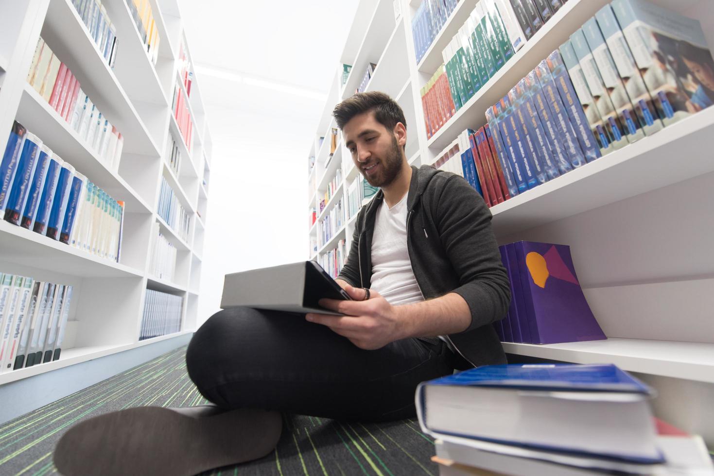 alunno studia nel scuola biblioteca foto