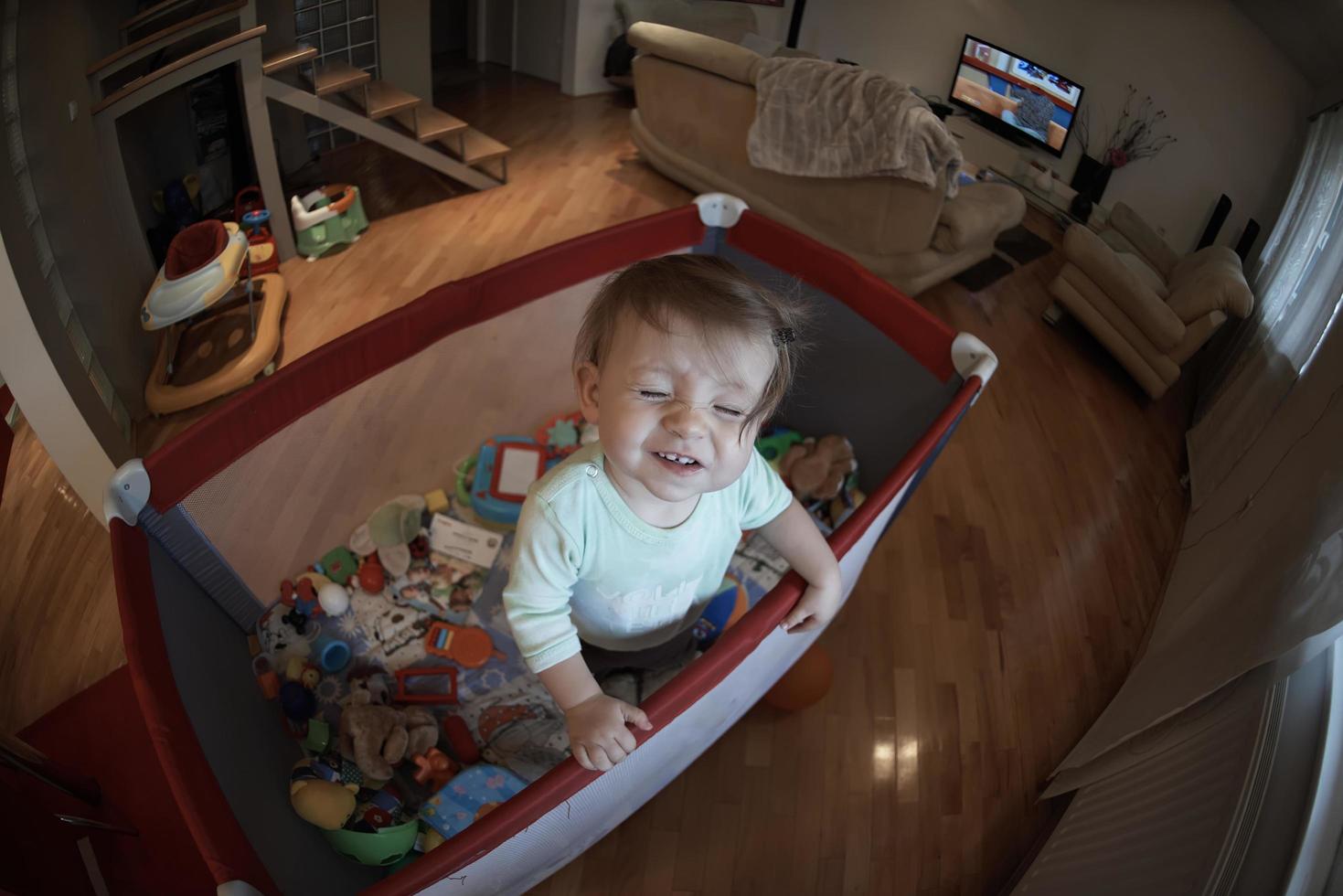 carino poco bambino giocando nel mobile letto foto