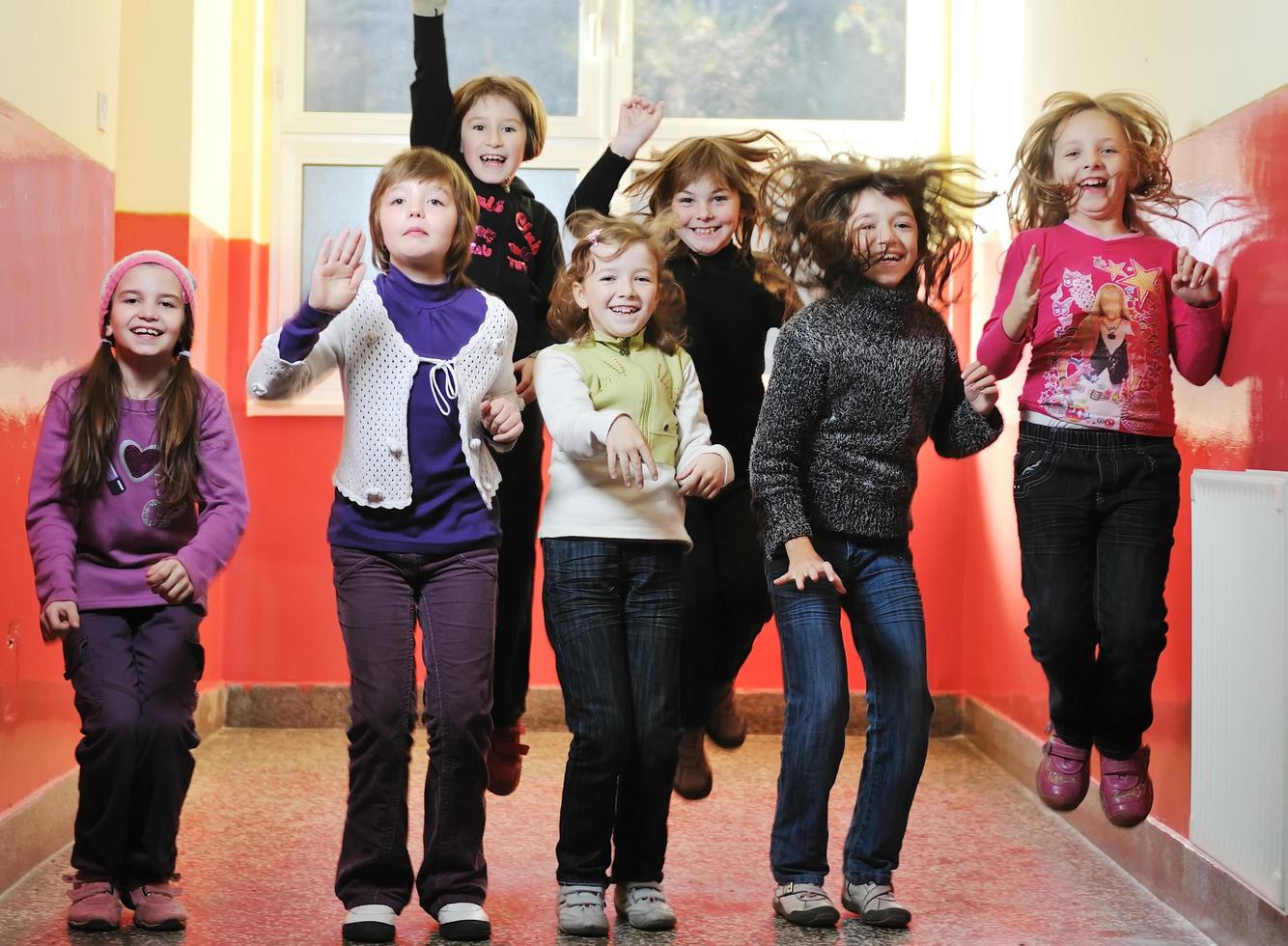 contento bambini gruppo nel scuola foto