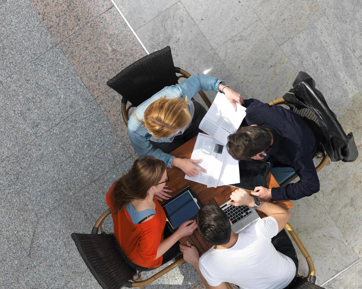 studenti gruppo Lavorando su scuola progetto insieme foto