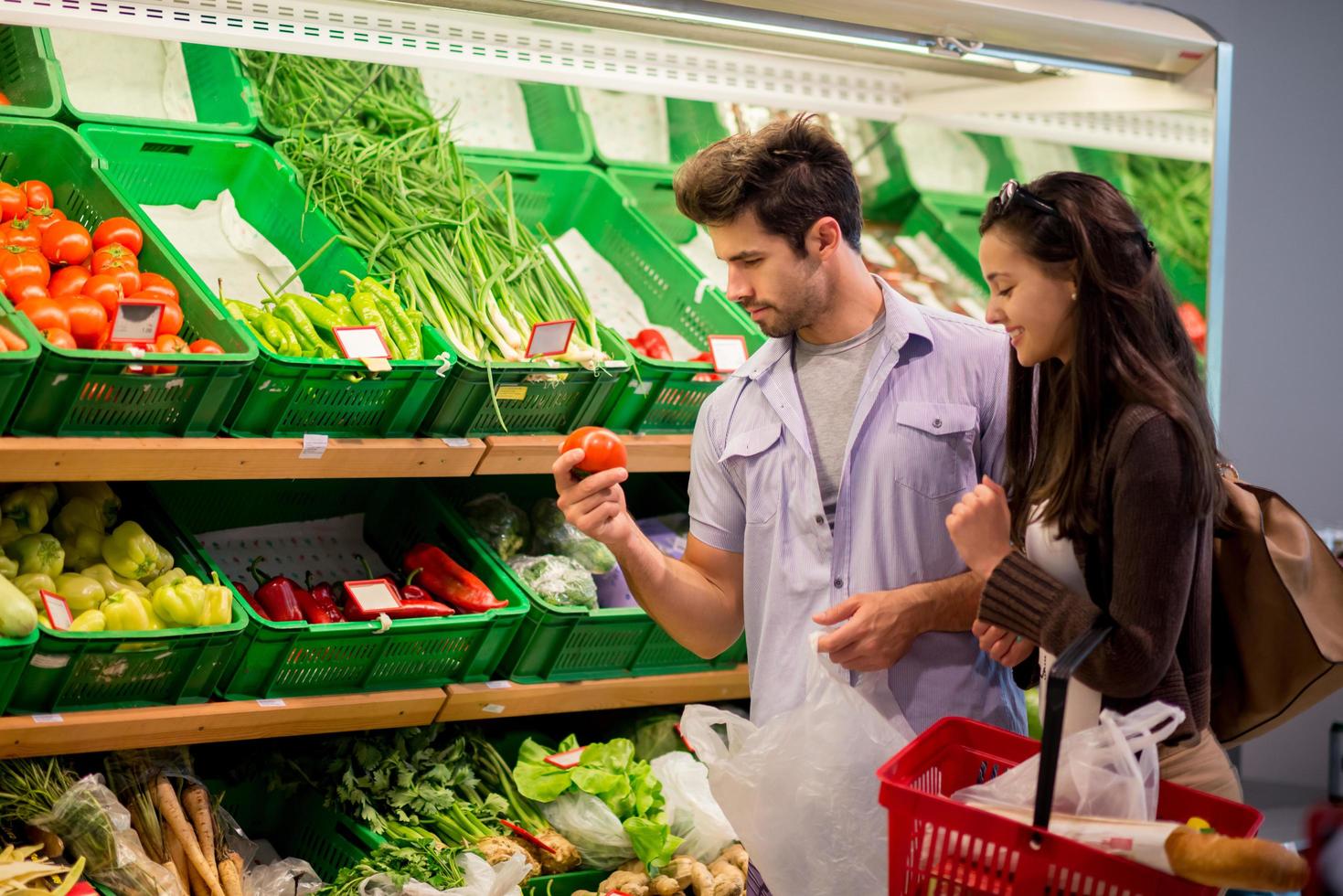 coppia shopping nel un' supermercato foto