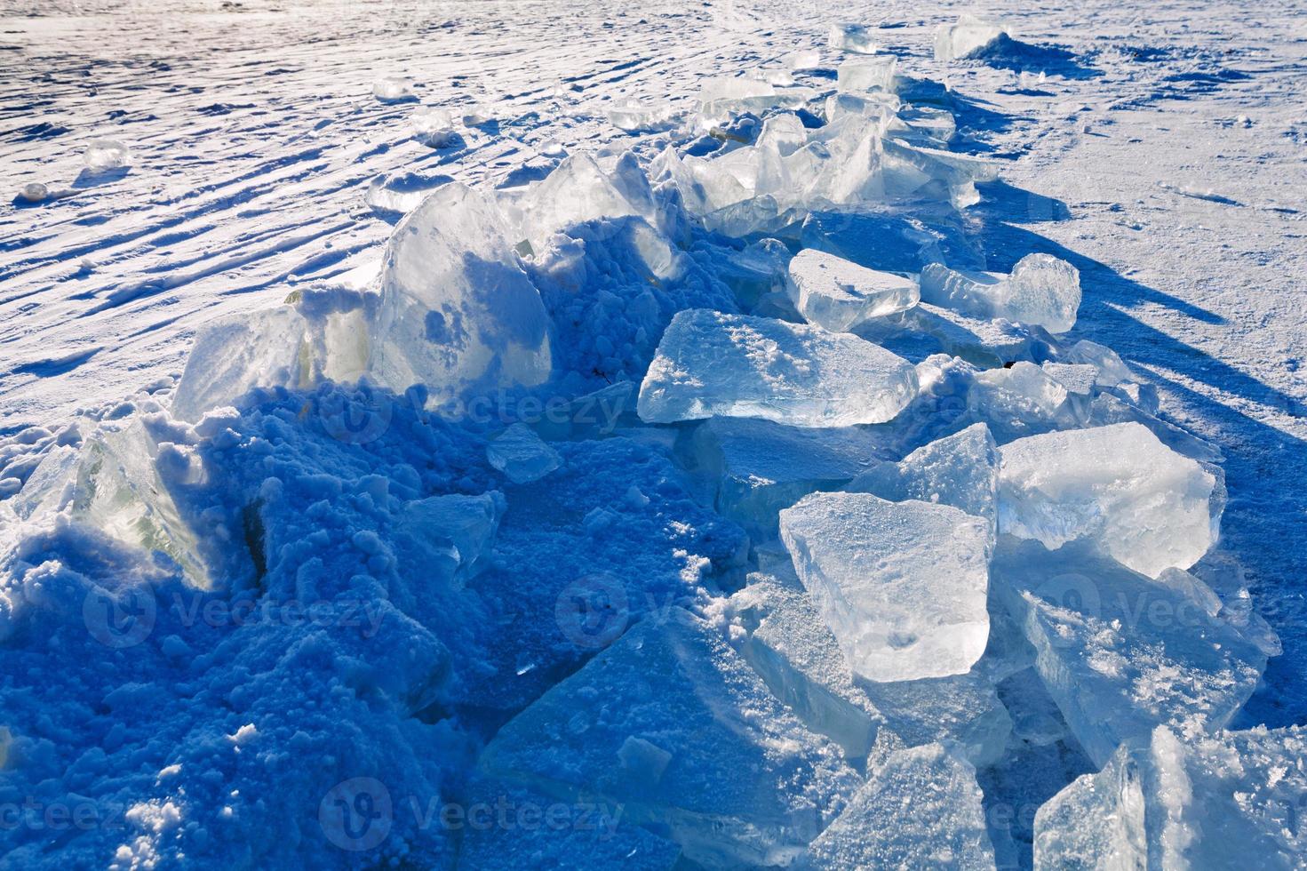 blocchi di ghiaccio su congelato fiume foto