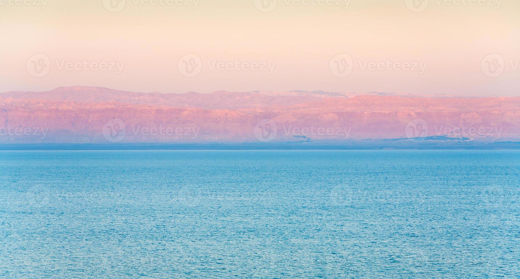 rosa Alba su morto mare costa foto