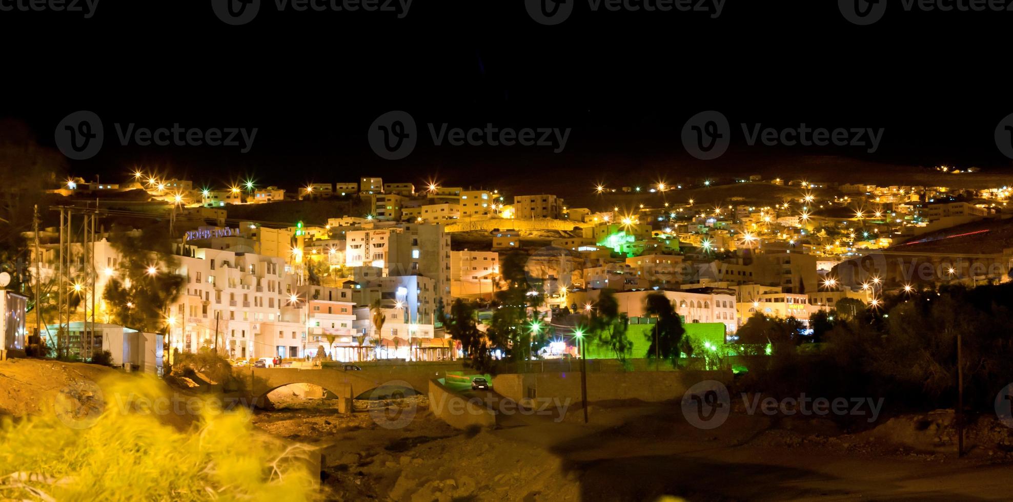 notte Visualizza di cittadina wadi musa, il più vicino cittadina per il petra, Giordania foto