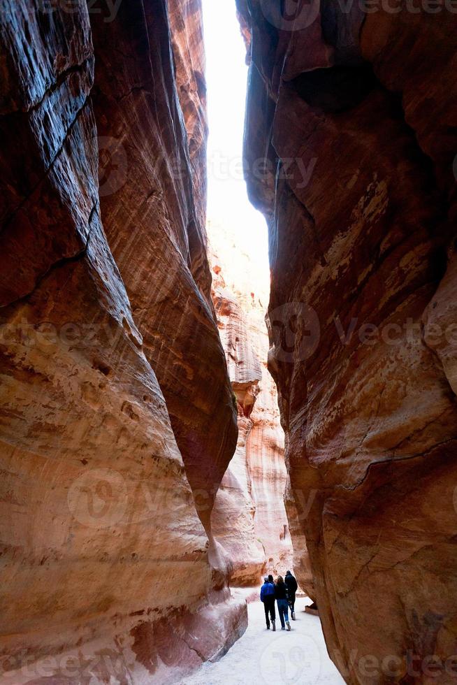 il siq - stretto passaggio per antico città petra foto