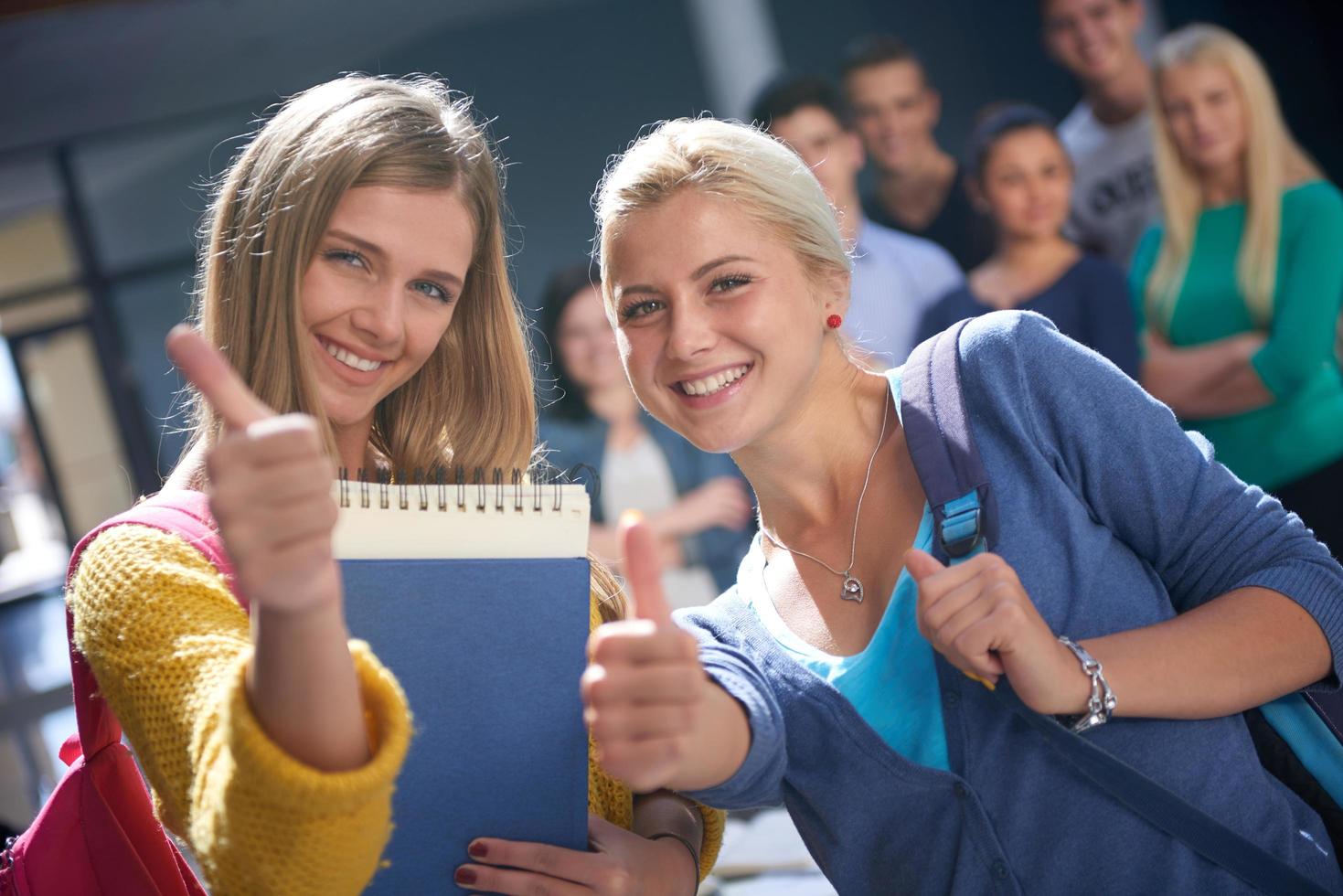 studenti gruppo studia foto