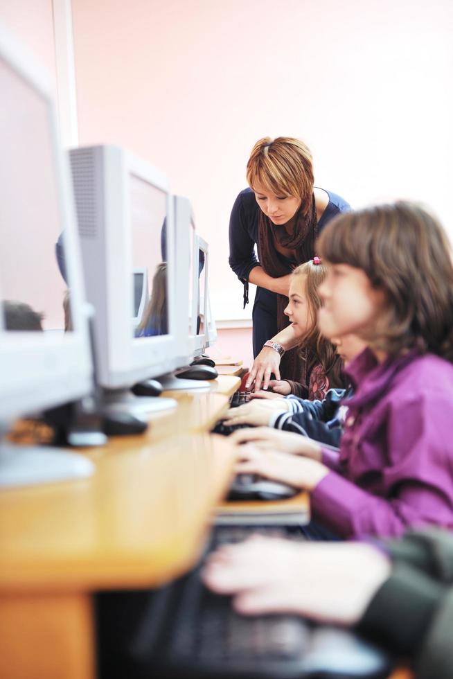 esso formazione scolastica con bambini nel scuola foto