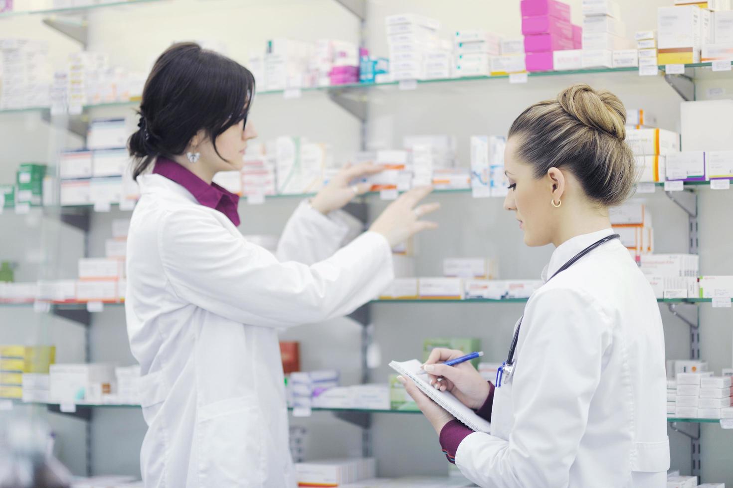 squadra di farmacista chimico donna nel farmacia farmacia foto