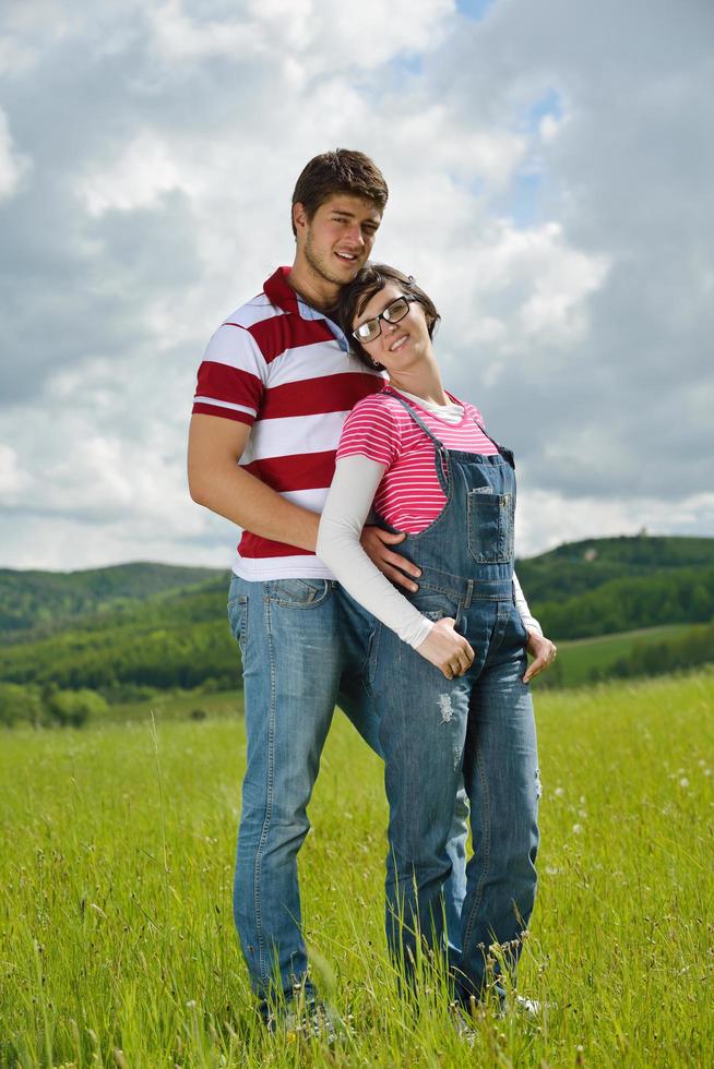 giovani coppie romantiche nell'amore insieme all'aperto foto