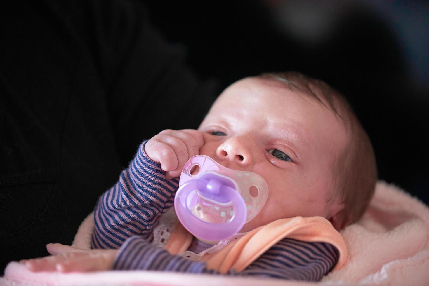 uno mese neonato bambino addormentato nel letto foto