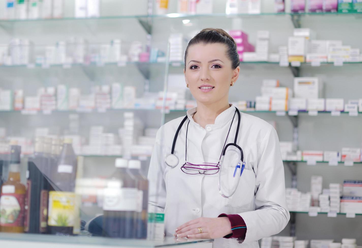 farmacista chimico donna in piedi nel farmacia farmacia foto