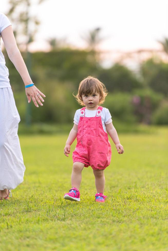 madre e poco figlia giocando a Giardino dietro la casa foto