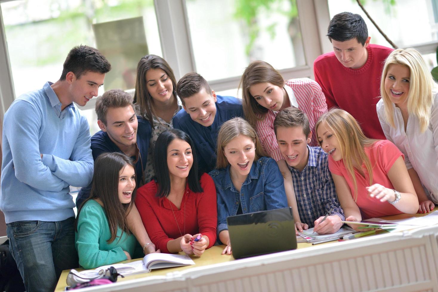 contento adolescenti gruppo nel scuola foto