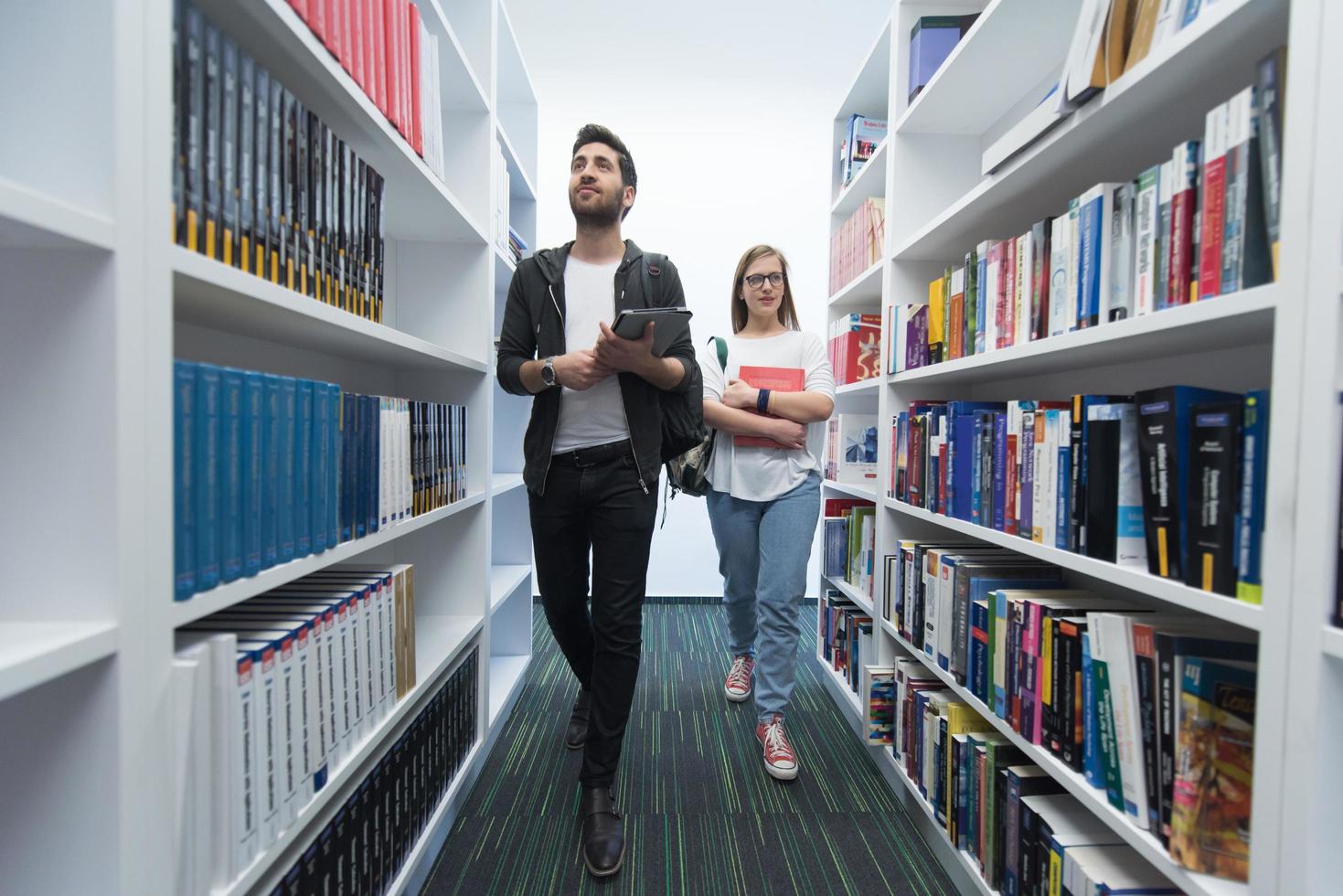 studenti gruppo nel scuola biblioteca foto