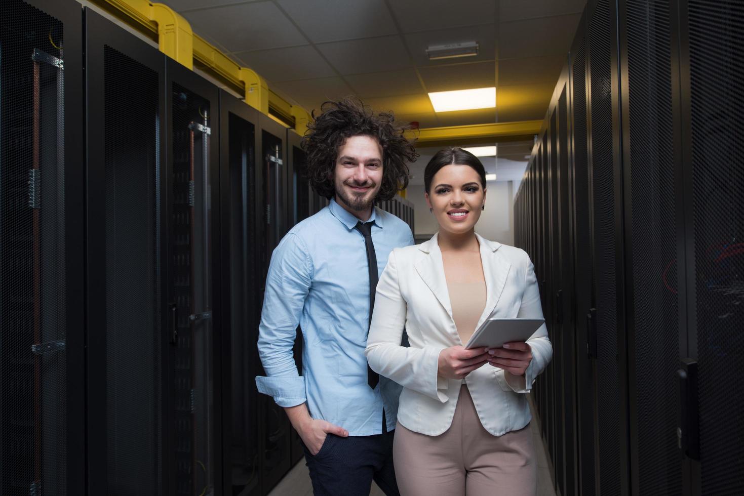 ingegnere mostrando Lavorando dati centro server camera per femmina capo foto