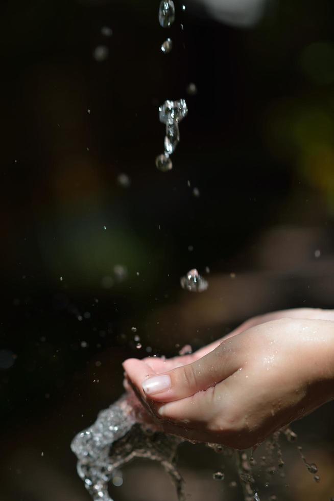 acqua ruscello su donna mano foto