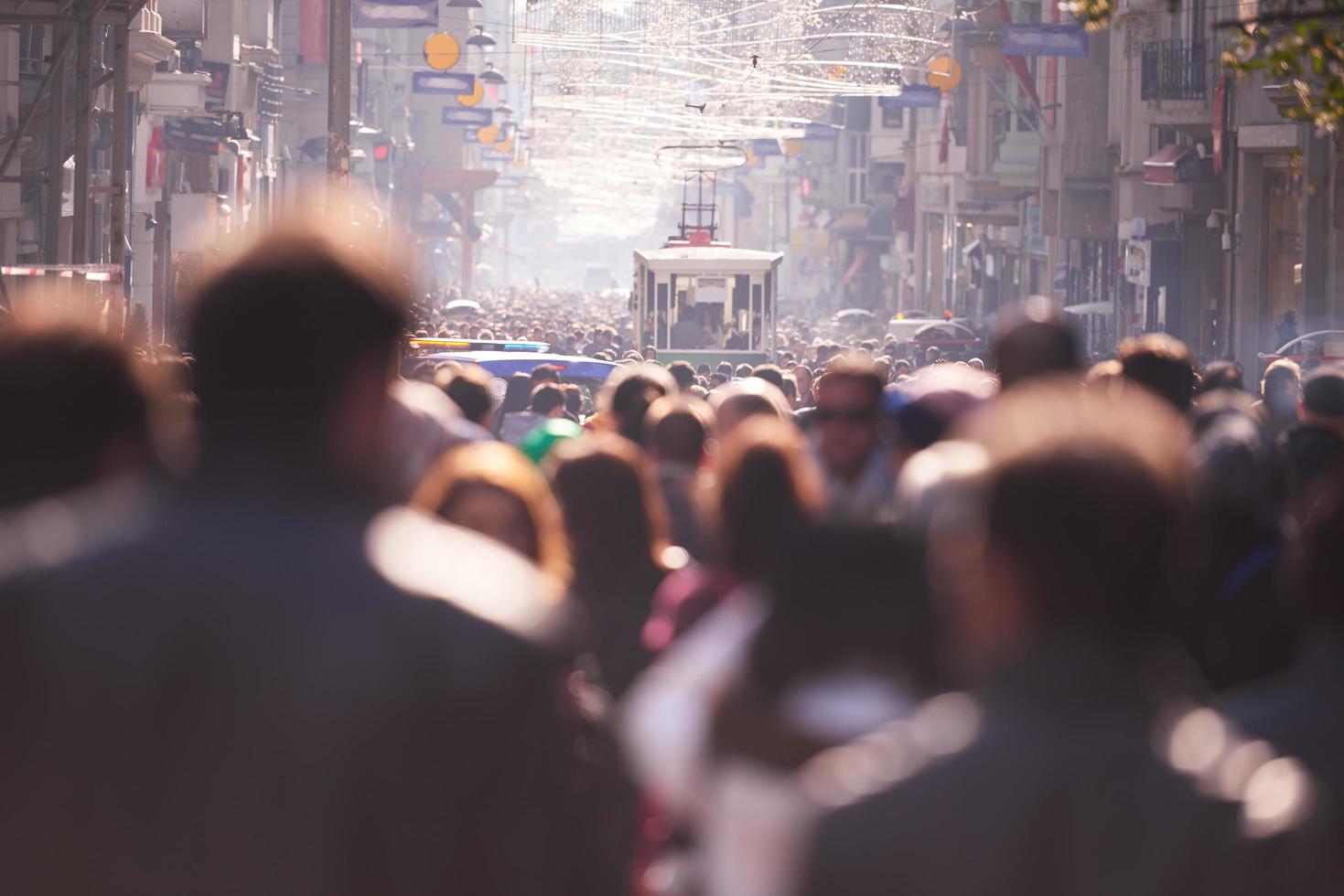 persone folla a piedi su strada foto